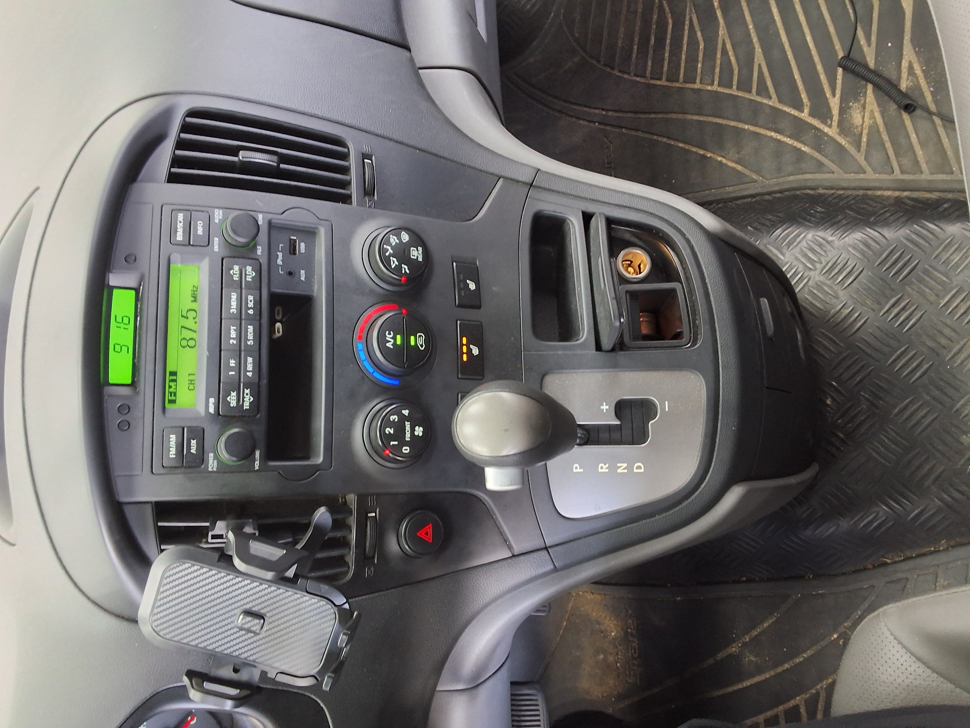 Hyundai  Grand Starex 2012 - Image 10