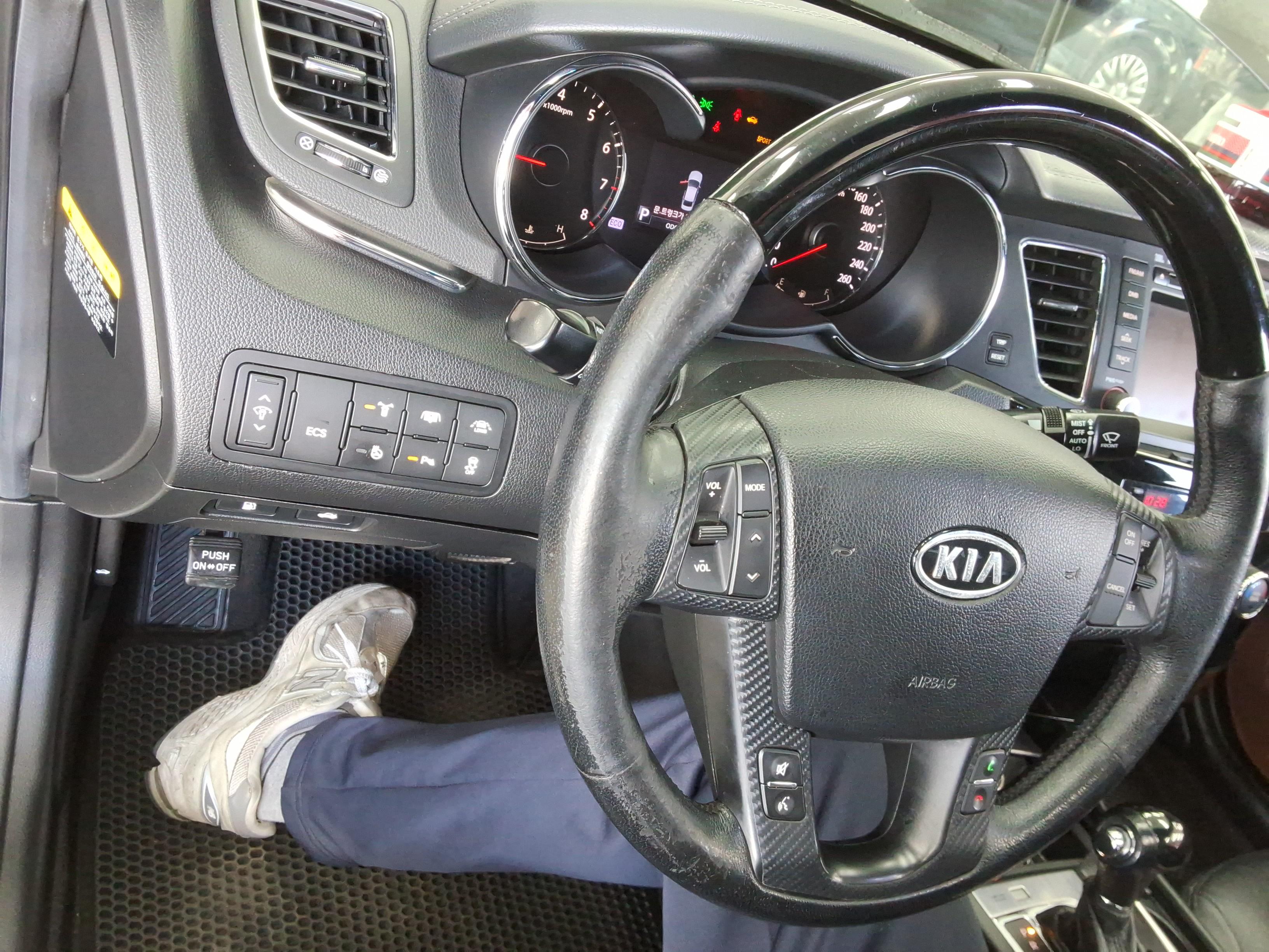 Kia K7 2011 - Image 16