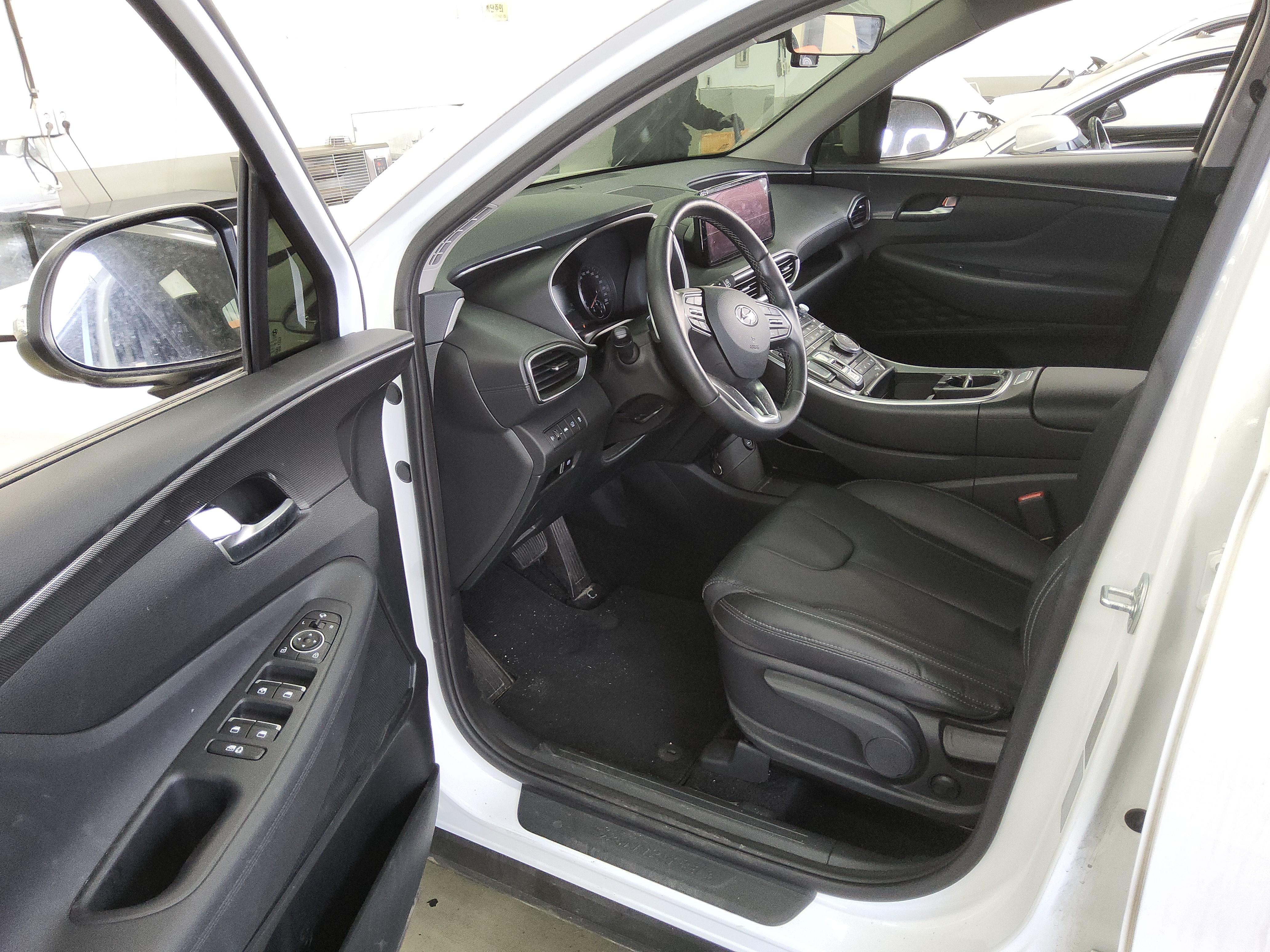 Hyundai Santa Fe 2023 - Image 9