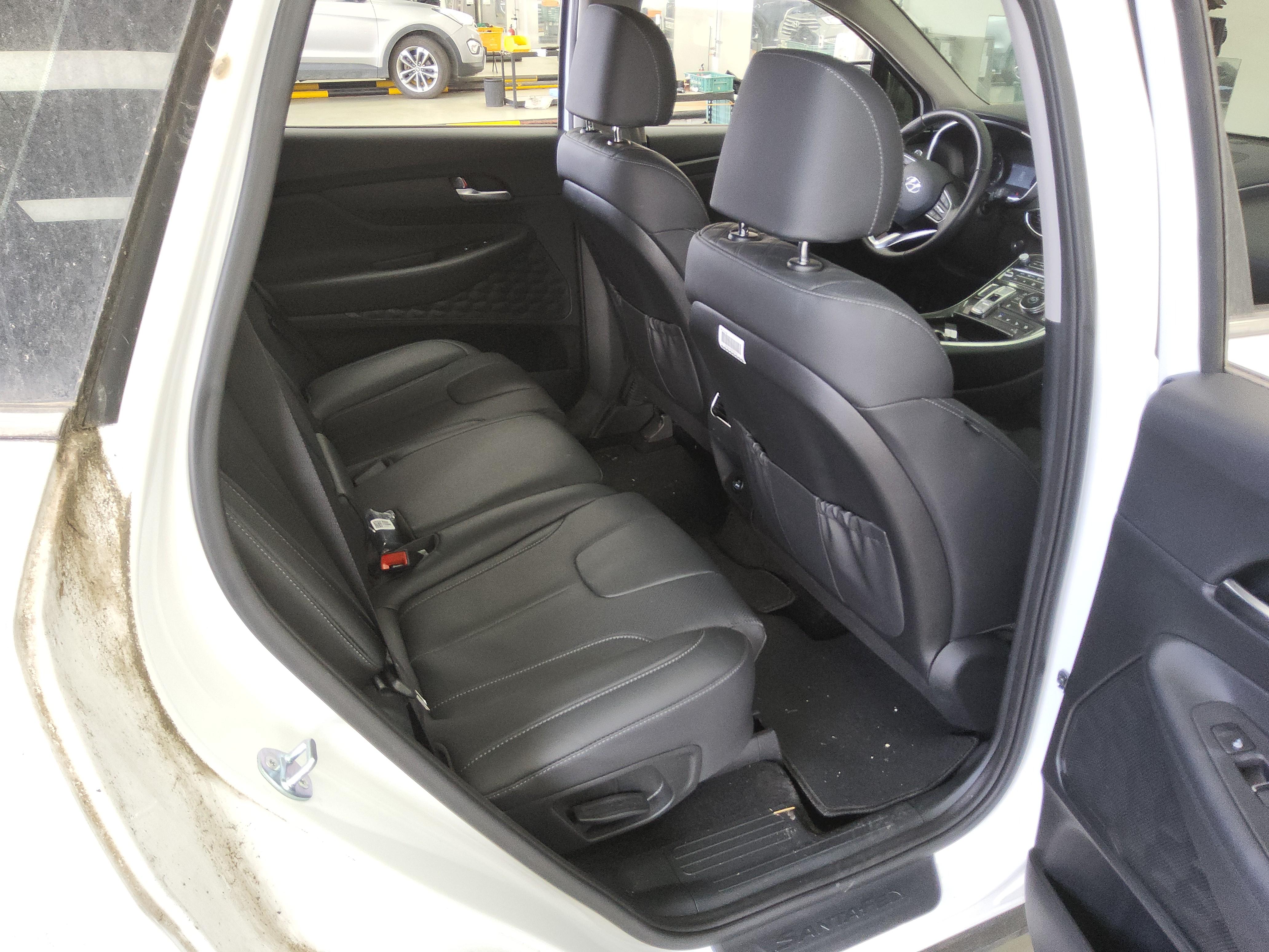 Hyundai Santa Fe 2023 - Image 12