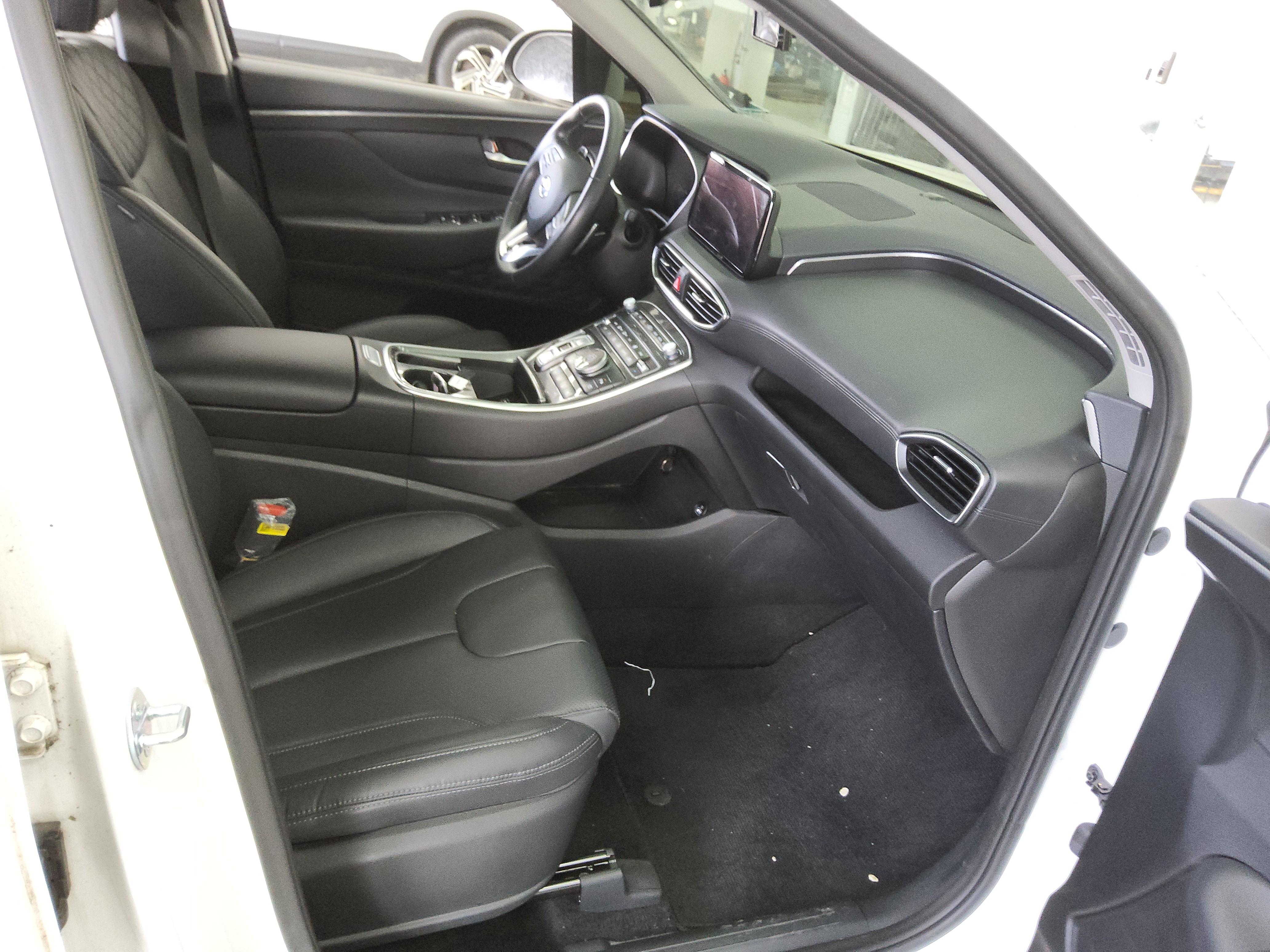 Hyundai Santa Fe 2023 - Image 13