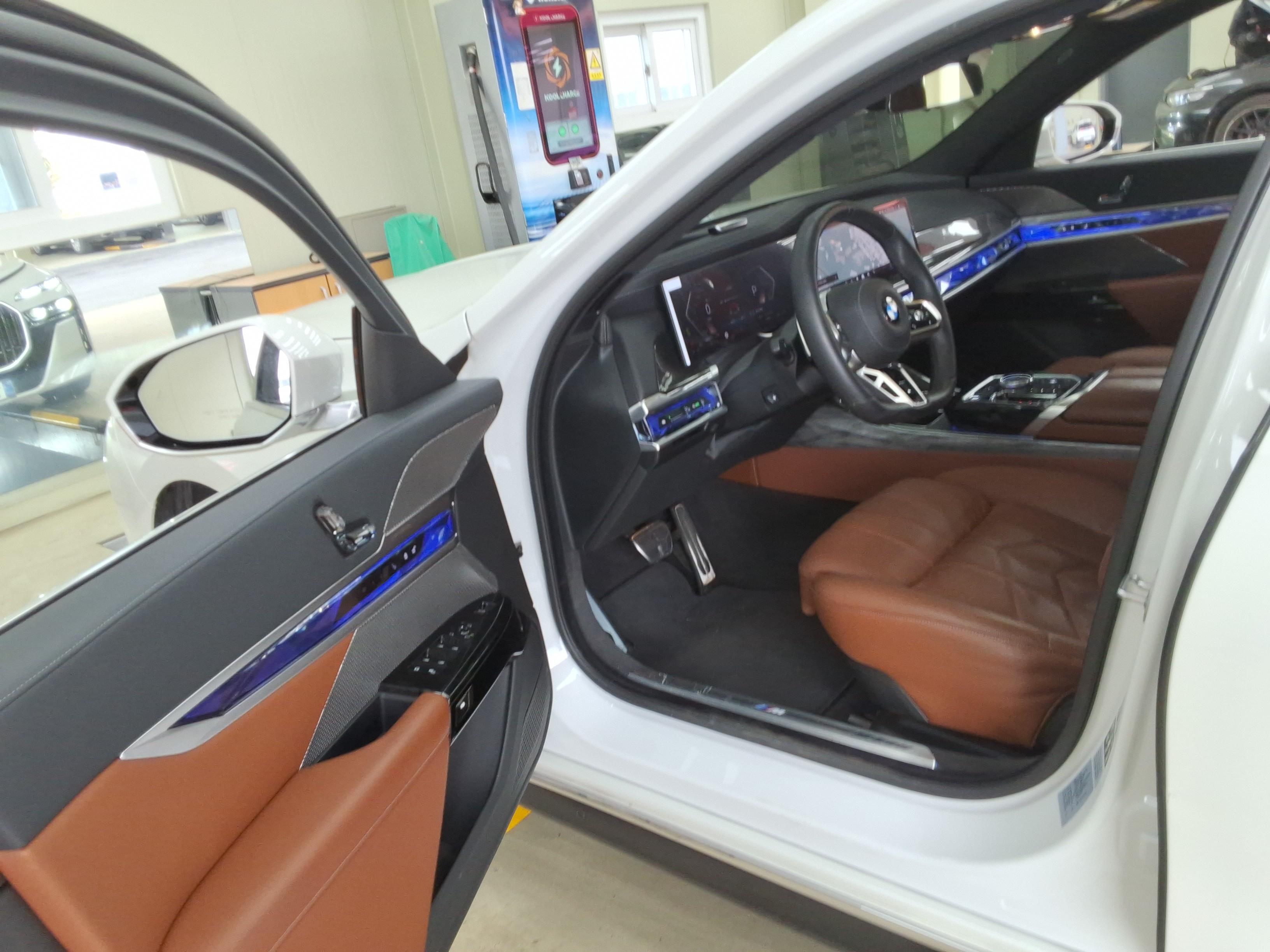 BMW 7 Series 2024 - Image 9