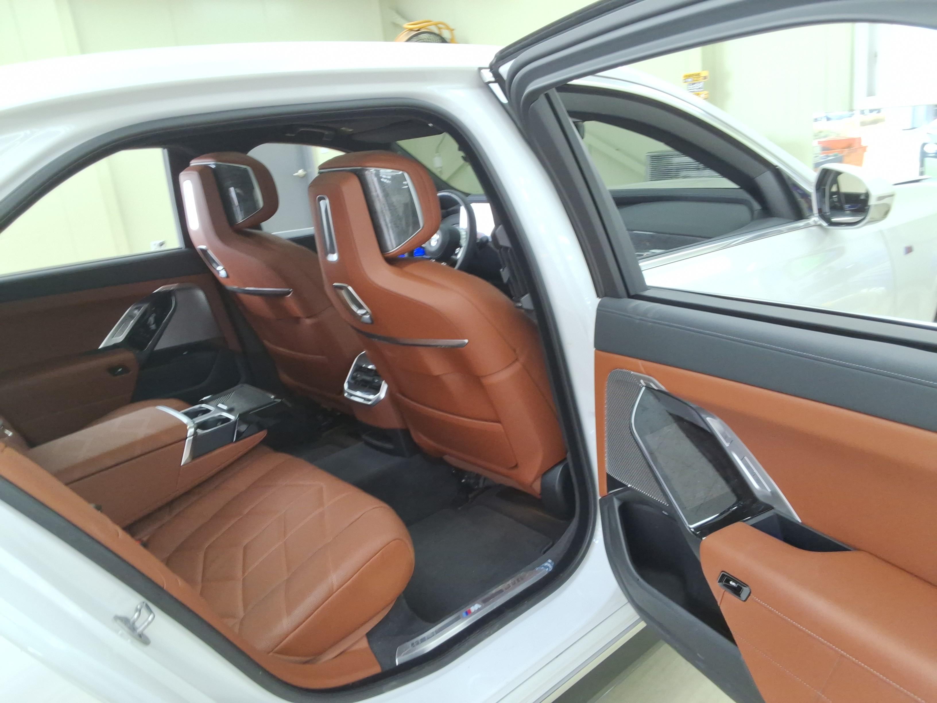 BMW 7 Series 2024 - Image 13