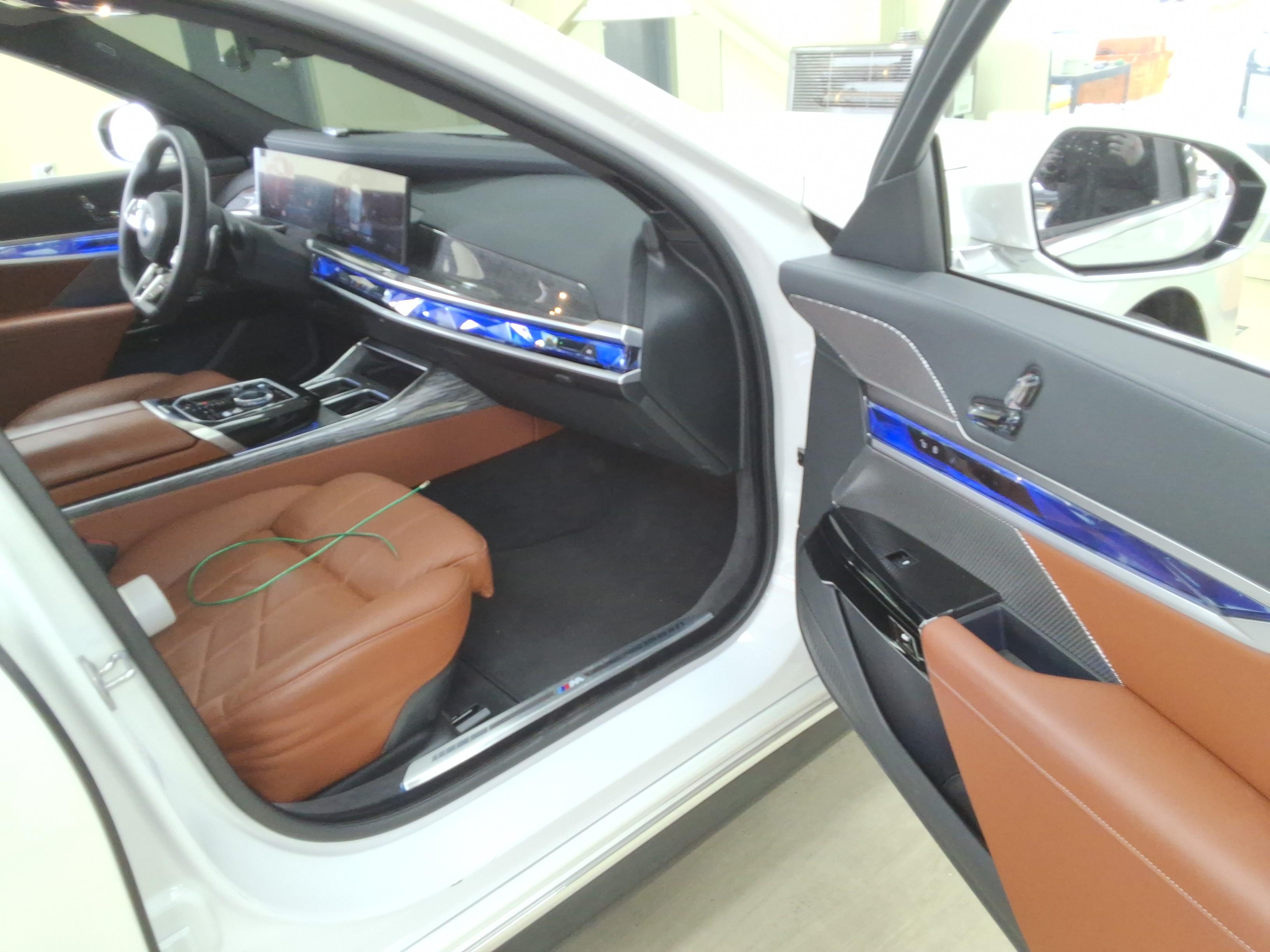 BMW 7 Series 2024 - Image 14