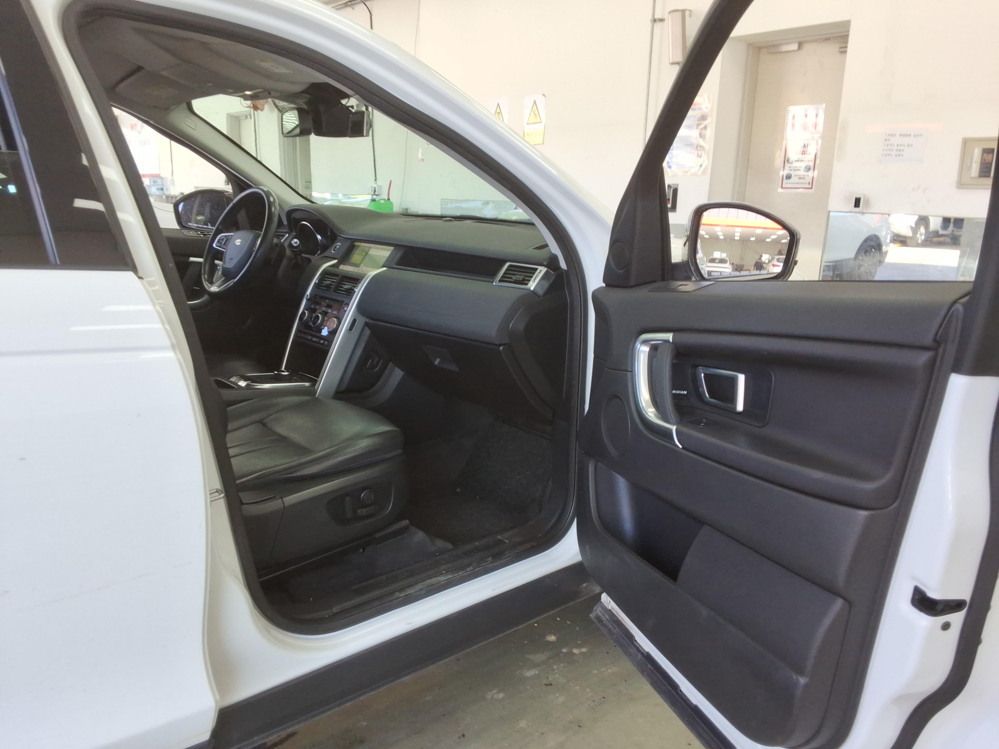 Land Rover Discovery 2019 - Image 12