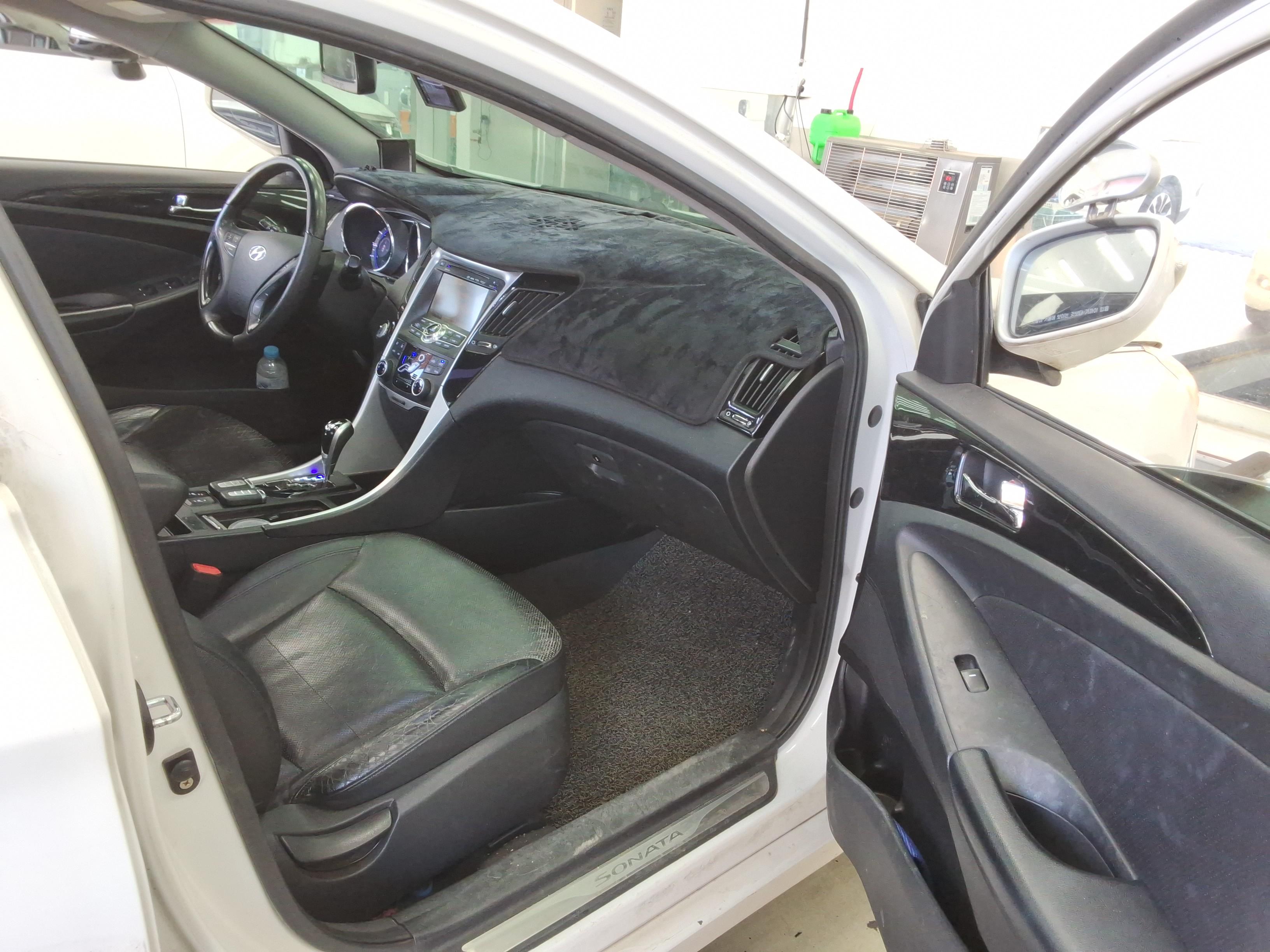 Hyundai Sonata 2010 - Image 14