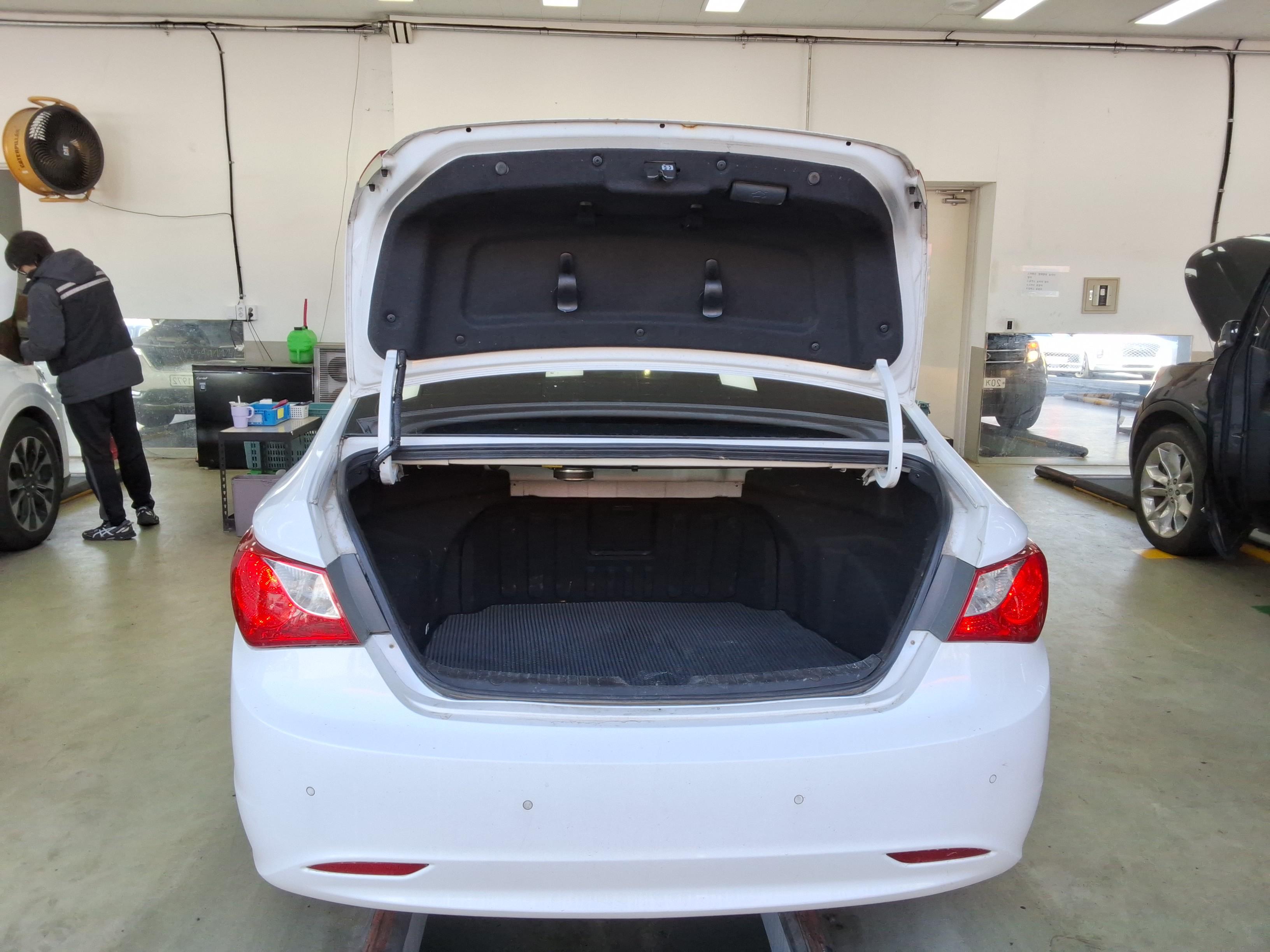 Hyundai Sonata 2010 - Image 15