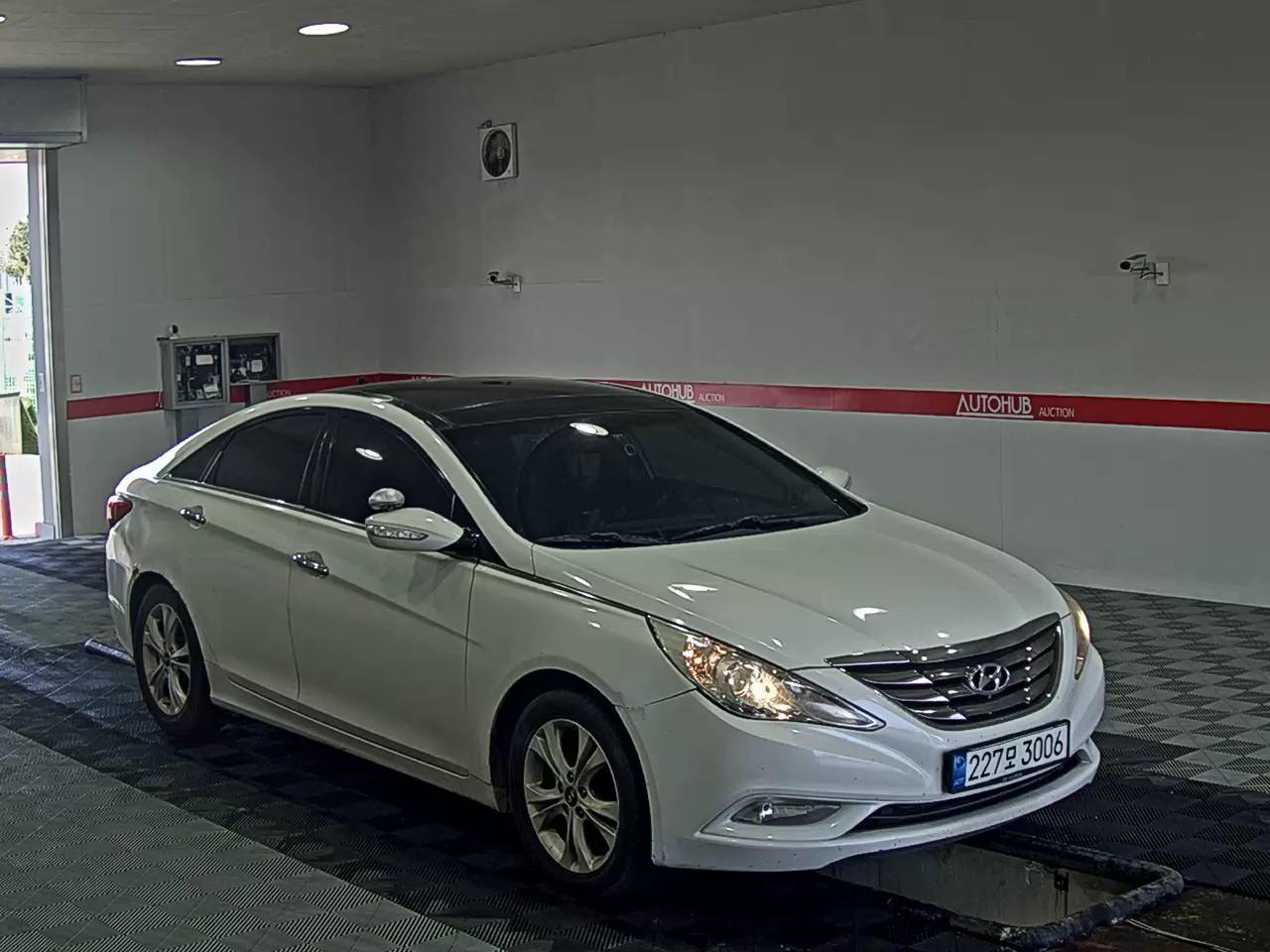 Hyundai Sonata 2010 - Image 2