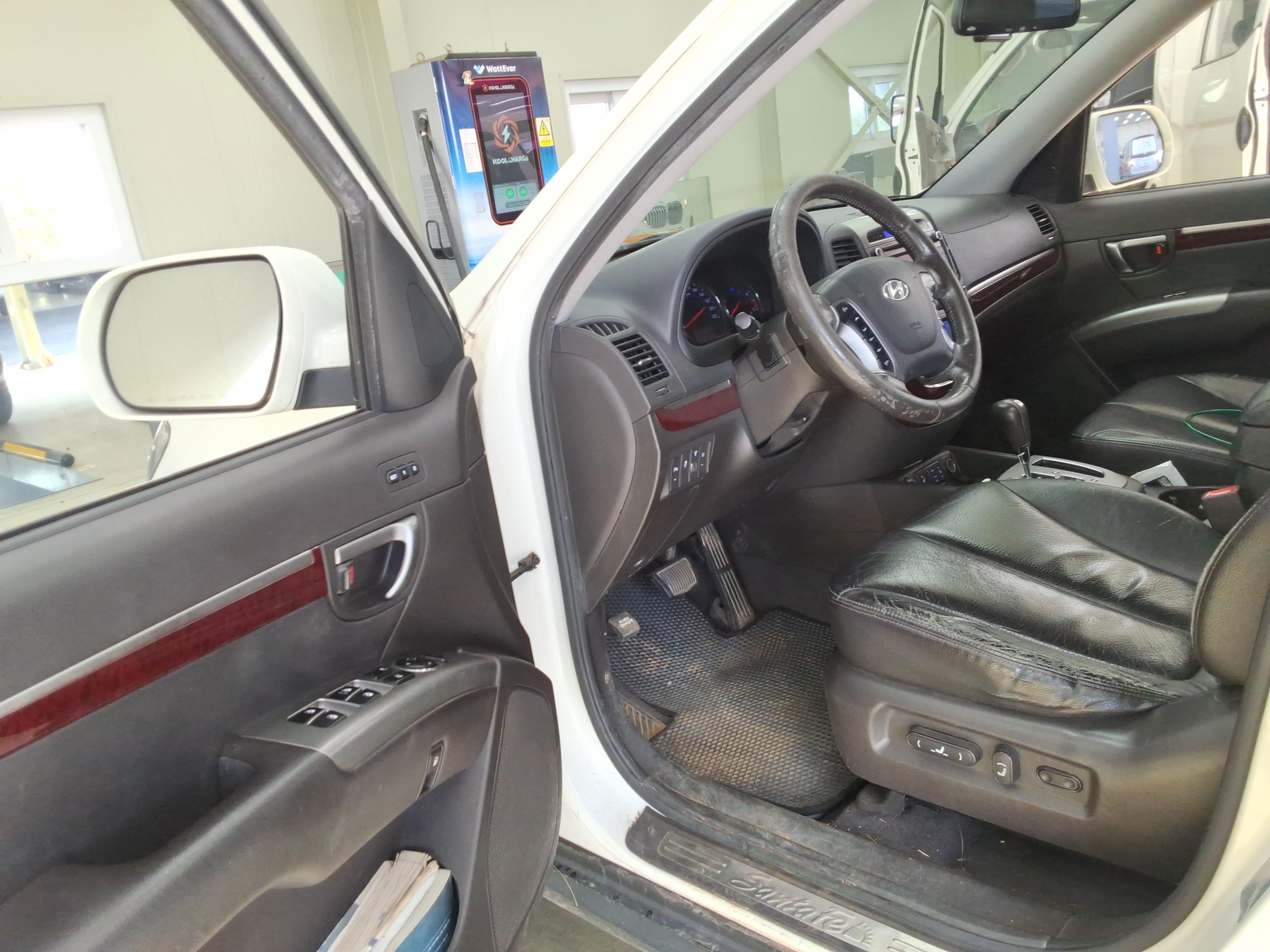 Hyundai Santa Fe 2010 - Image 9