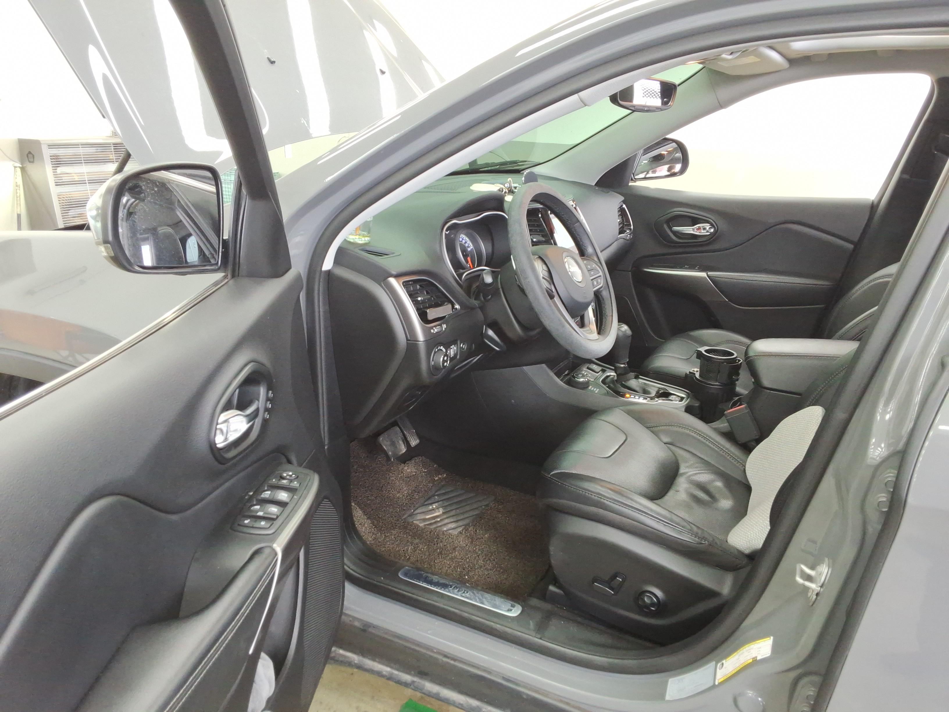 جيب شيروكي 2021 - صورة 9