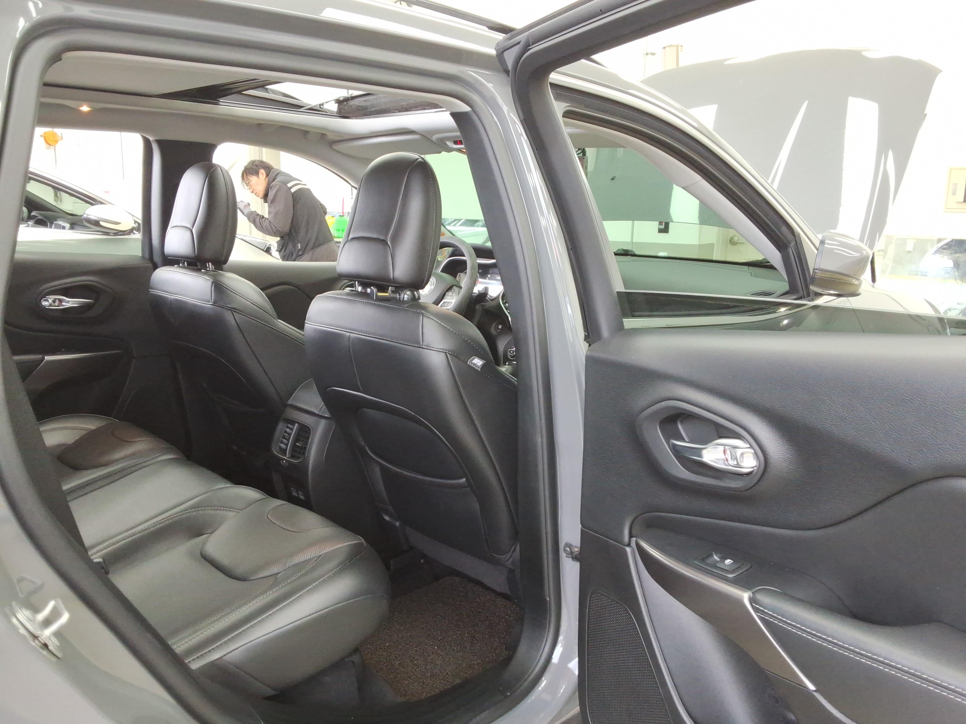 جيب شيروكي 2021 - صورة 11