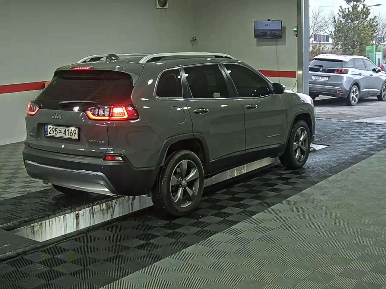 جيب شيروكي 2021 - صورة 4