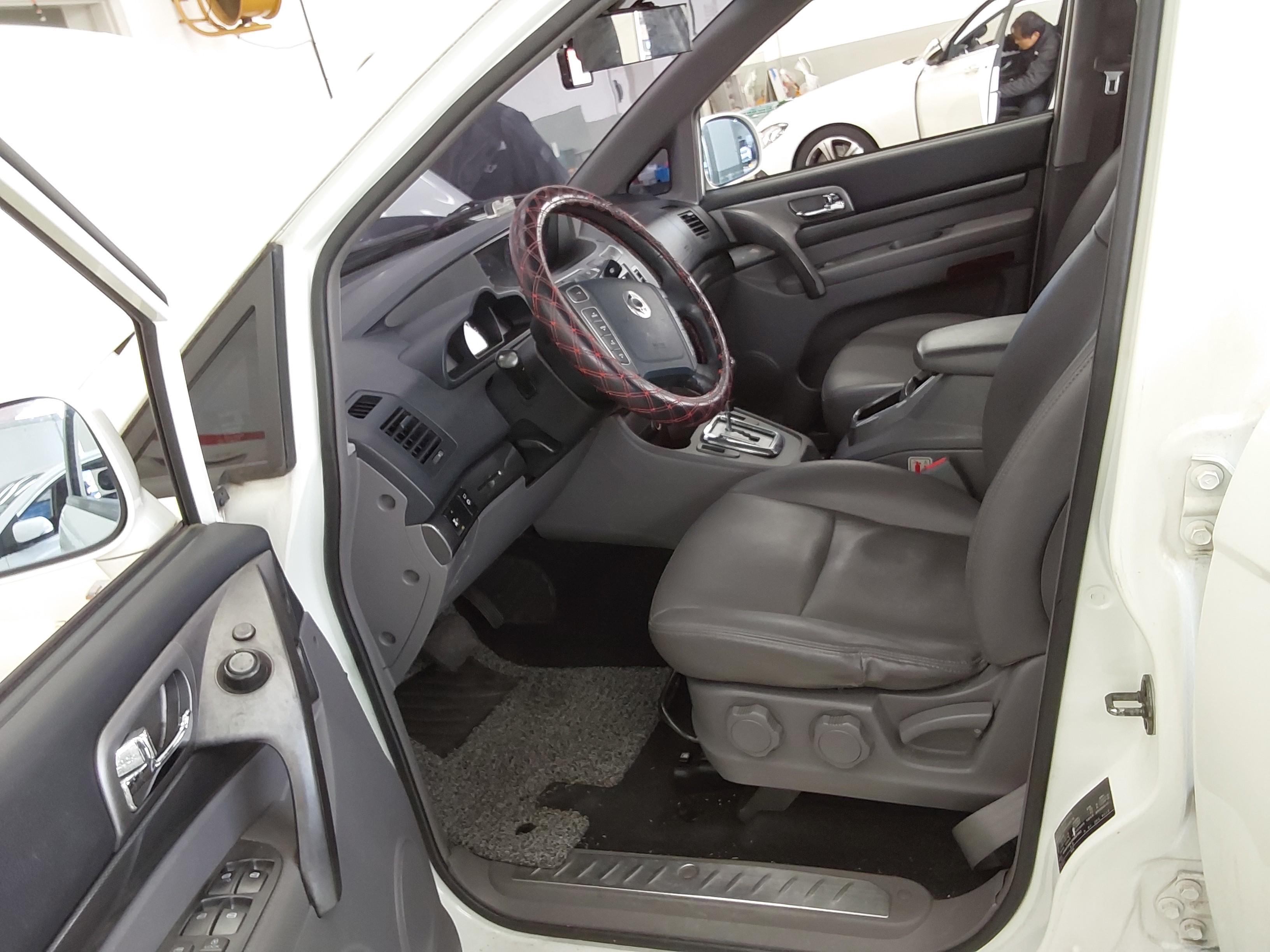 KG Mobility Korando Turismo 2015 - Image 9