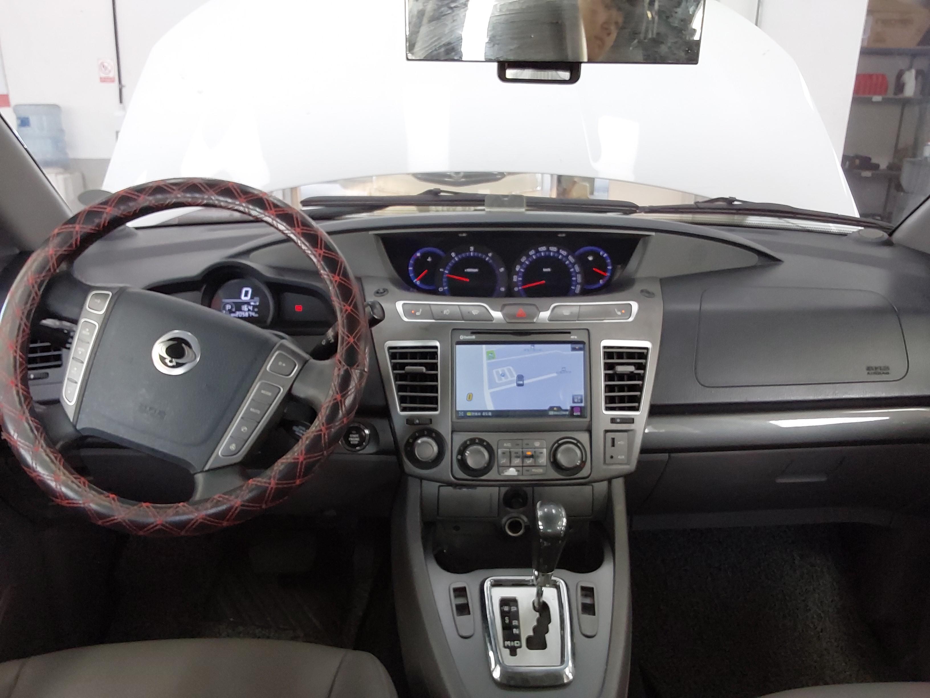 KG Mobility Korando Turismo 2015 - Image 10