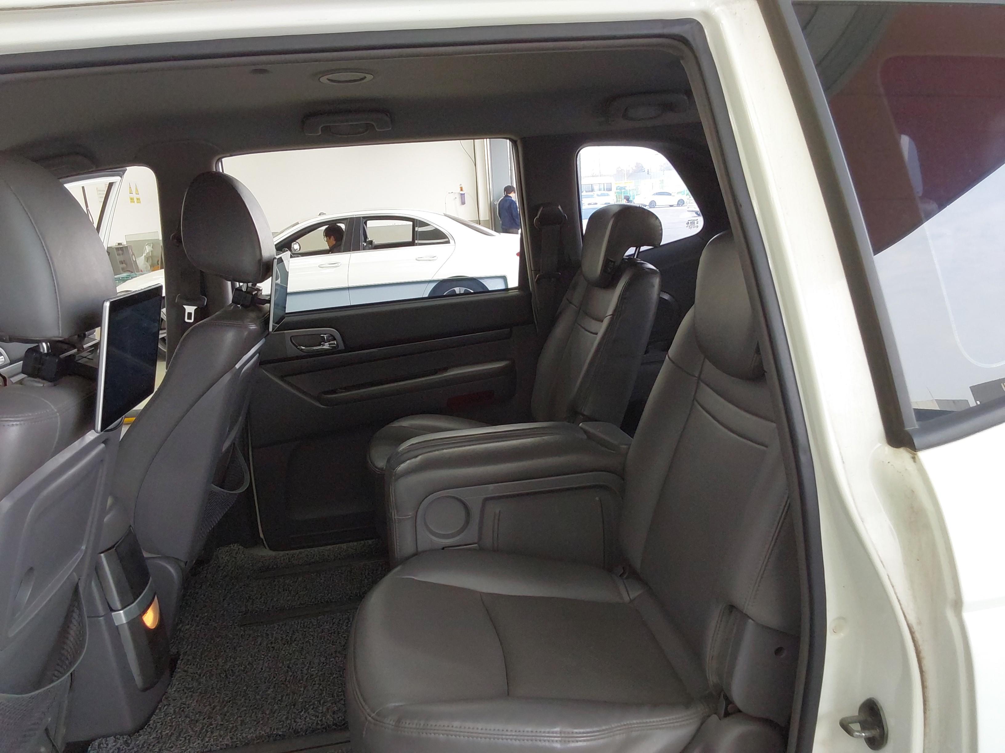 KG Mobility Korando Turismo 2015 - Image 11