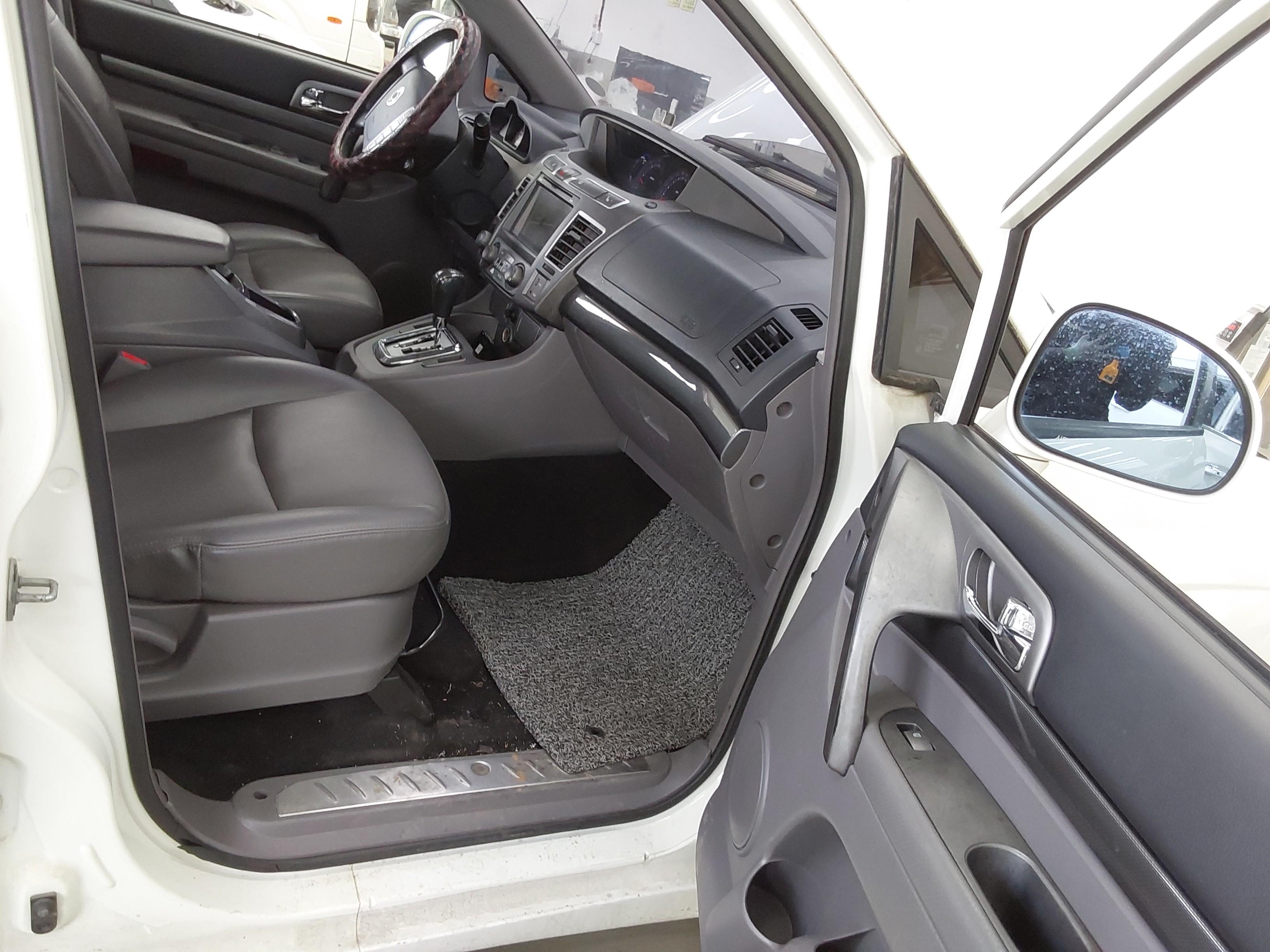 KG Mobility Korando Turismo 2015 - Image 14