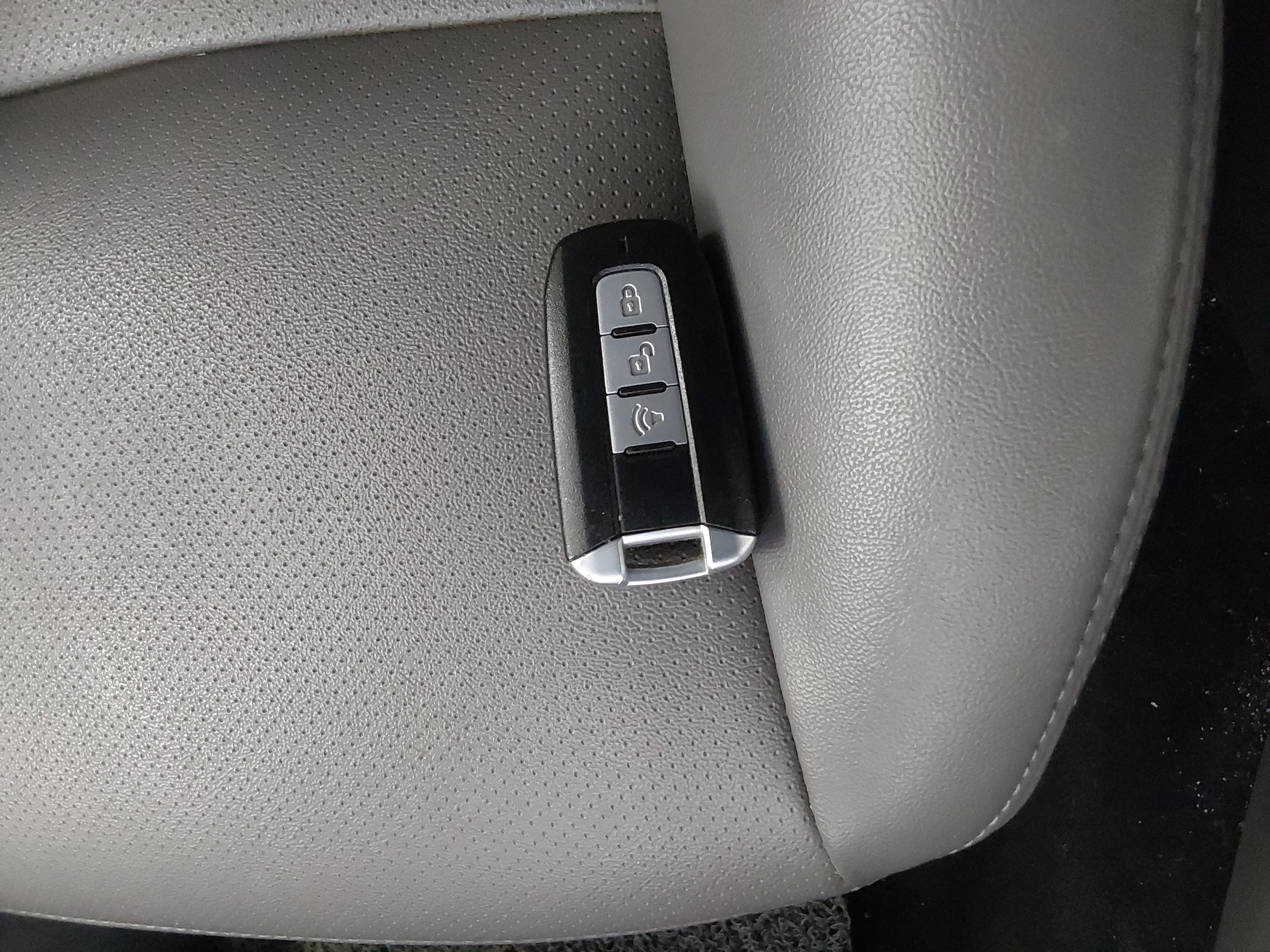 KG Mobility Korando Turismo 2015 - Image 17