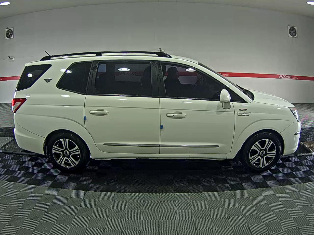 KG Mobility Korando Turismo 2015 - Image 3