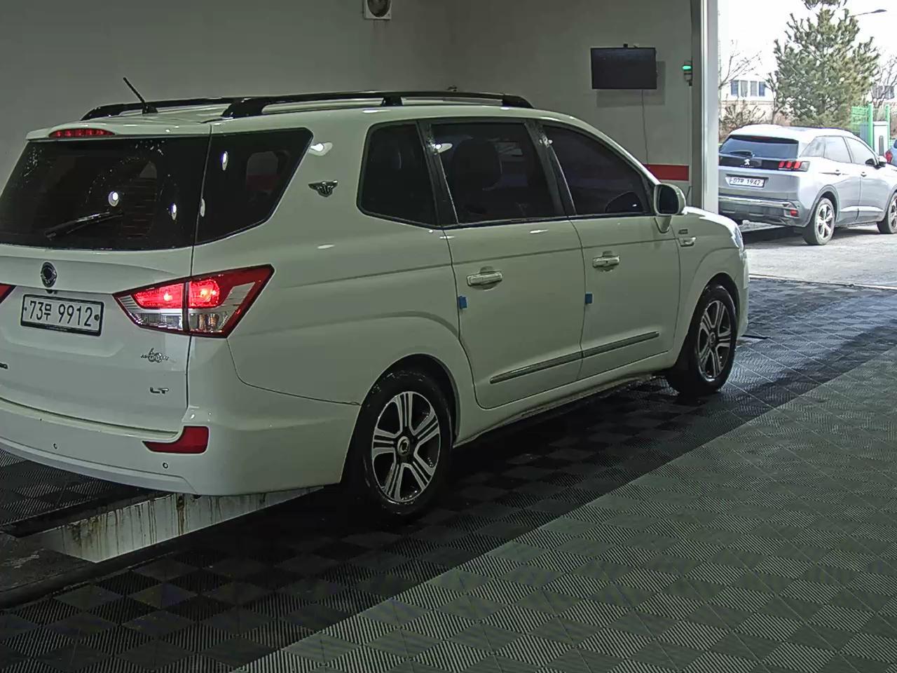 KG Mobility Korando Turismo 2015 - Image 4