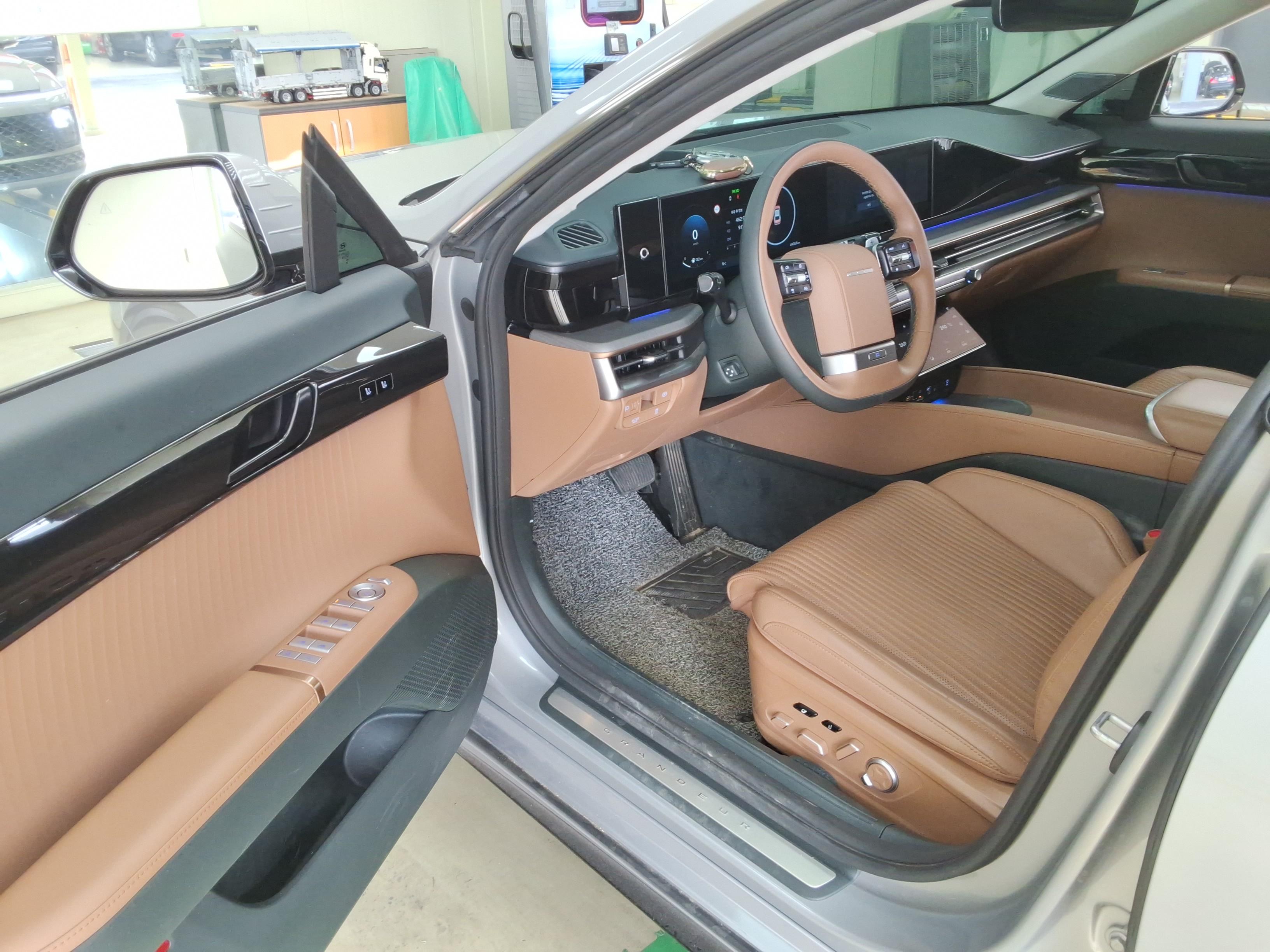 Hyundai AZERA 2023 - Image 9