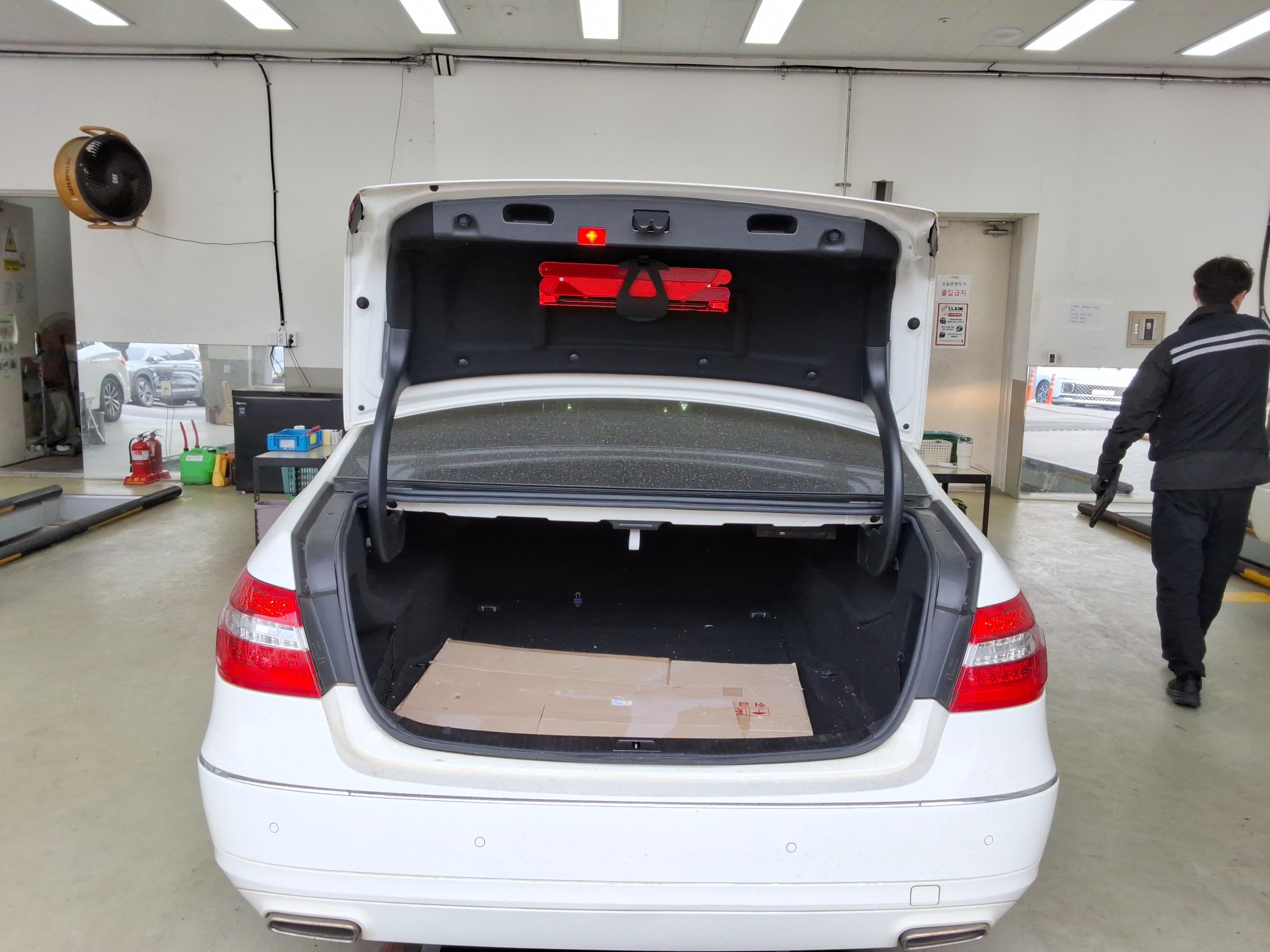 Mercedes-Benz E-Class 2012 - Image 15