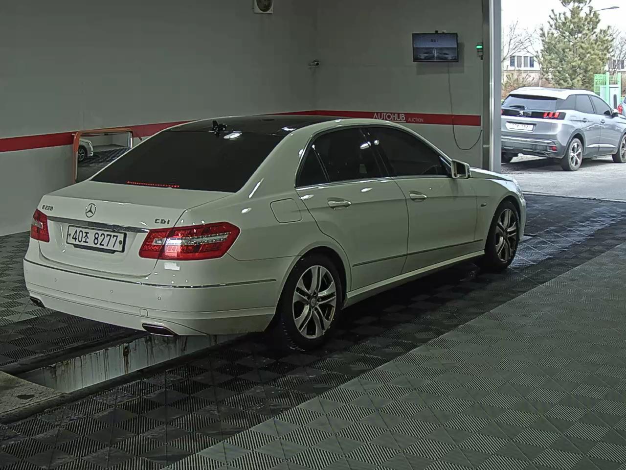 Mercedes-Benz E-Class 2012 - Image 4