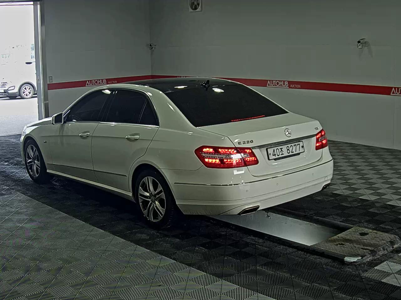 Mercedes-Benz E-Class 2012 - Image 5