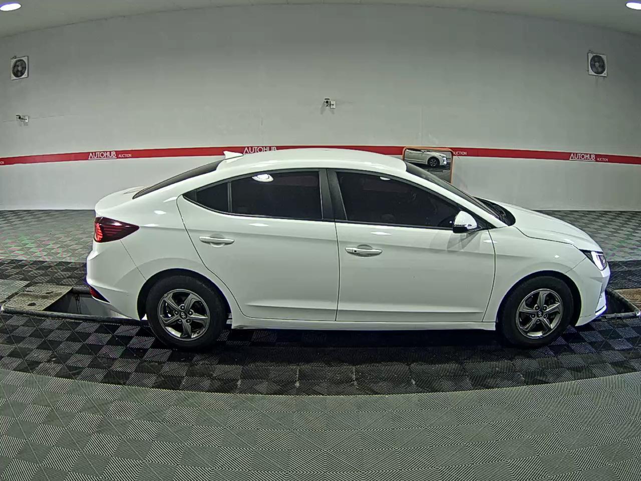 Hyundai Elantra 2020 - Image 3